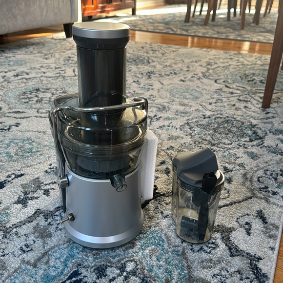 A juicer - Picture 3 of 3